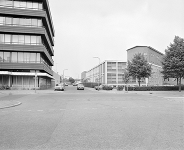 882506 Gezicht in de Oude Pijlsweerdstraat te Utrecht naar het westen, vanaf de Oudenoord, met rechts gebouwen van de ...